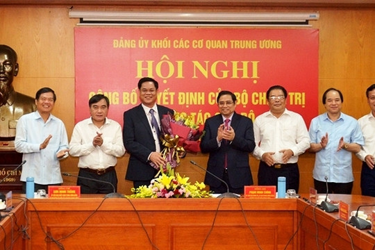 Công bố quyết định của Bộ Chính trị về công tác cán bộ