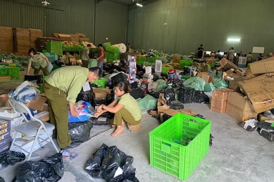 Phát hiện kho hàng lậu "khủng" ở trung tâm Thủ đô của ông chủ người Trung Quốc