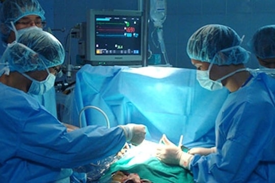 Ghép thận tự thân cứu nam bệnh nhân tắc động mạch thận giờ thứ 24
