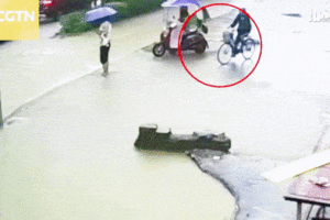 Cô gái đi xe đạp rơi bị hố nước sâu ngập đầu 'nuốt chửng' giữa phố