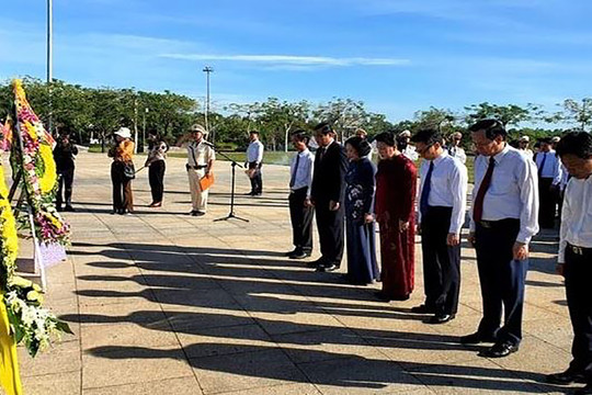 Chủ tịch Quốc hội dâng hương tại Nghĩa trang Liệt sĩ tỉnh Quảng Nam