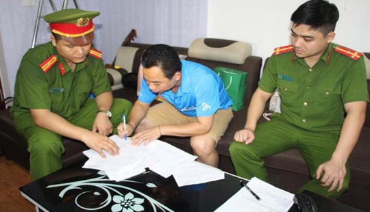 Bắt cán bộ Ban Dân tộc tỉnh Nghệ An lập khống hồ sơ để tham ô tài sản