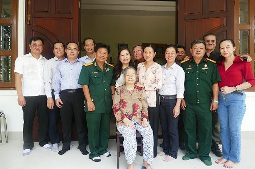 Báo Công lý, Hội Hỗ trợ Gia đình liệt sĩ TPHCM thăm, tặng quà mẹ Việt Nam anh hùng nhân dịp 27/7