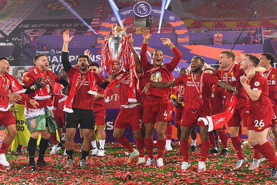 Liverpool nâng cúp vô địch trong cơn mưa bàn thắng trước Chelsea