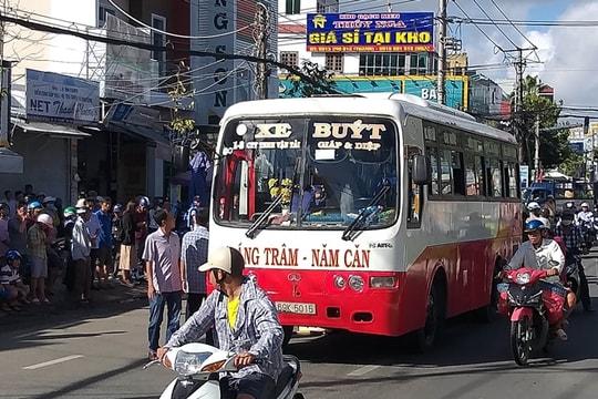 Bị cuốn vào gầm xe buýt, cụ ông 80 tuổi tử vong