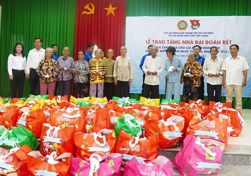 TAND TPHCM bàn giao nhà đại đoàn kết, tặng quà cho các hộ gia đình chính sách nhân dịp 27/7