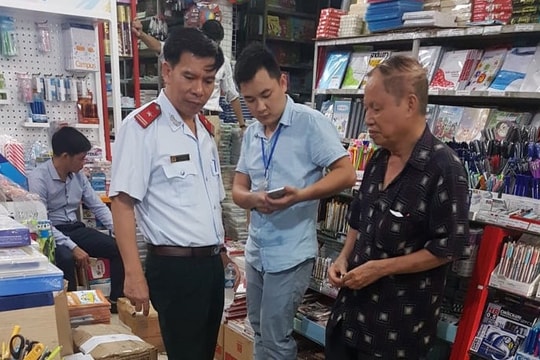 Phát hiện, tạm giữ hàng nghìn cuốn sách dán tem chống hàng giả rởm