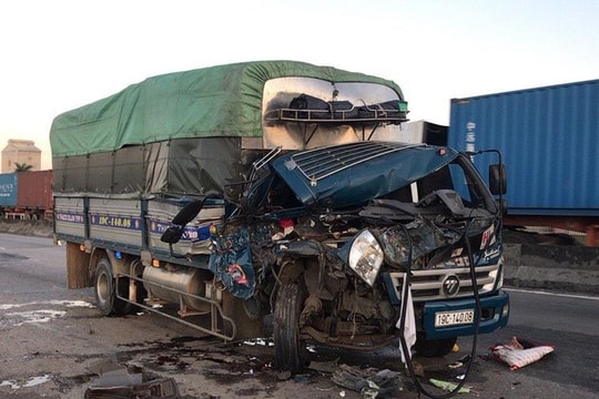 Xe tải đâm vào đuôi xe đầu kéo trên QL5, 1 người tử vong