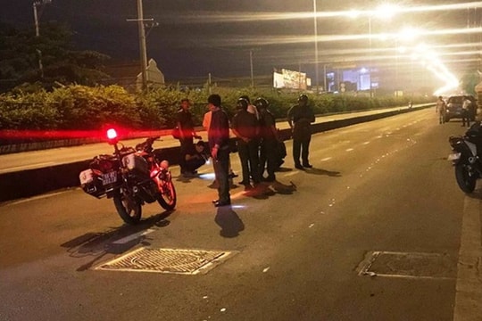 Đang chạy xe trên đường, người đàn ông bị bắn tử vong