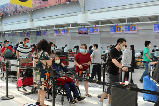 Hơn 340 công dân Việt Nam mắc kẹt tại Canada về nước an toàn