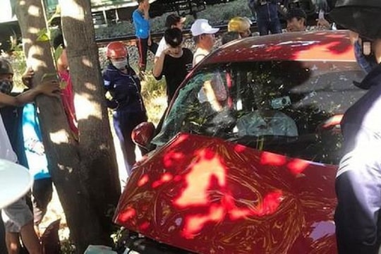 Cố băng qua đường ngang, ô tô bị tàu hỏa tông văng