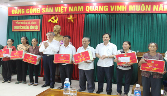 Chánh án TANDTC Nguyễn Hòa Bình thăm, tặng quà các gia đình chính sách tại Hà Tĩnh