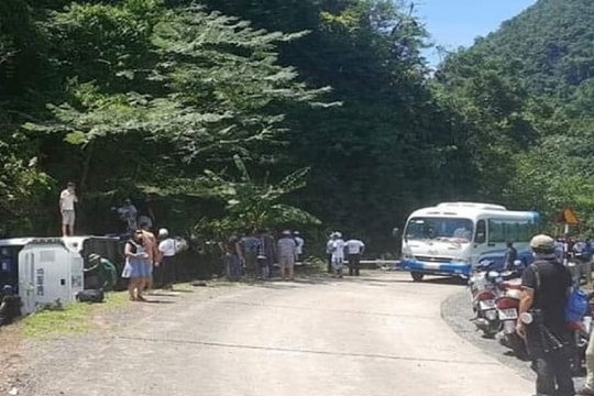 Lật xe khách chở cựu học sinh đi du lịch, ít nhất 8 người tử vong