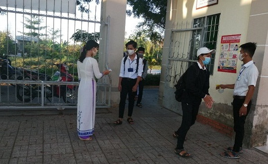 Kiểm tra thân nhiệt của thí sinh tại các điểm thi tốt nghiệp THPT năm 2020