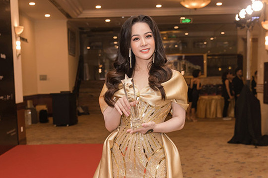 Nhật Kim Anh nhận giải 'Nữ diễn viên của năm' với vai Thị Bình