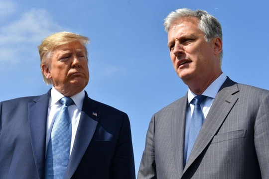 Cố vấn thân cận nhất với Tổng thống Trump dương tính với virus SARS-CoV-2