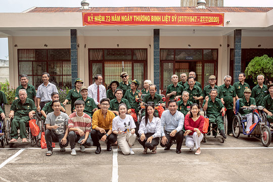Lý Nhã Kỳ cùng các nghệ sĩ thăm hỏi, tặng quà các gia đình chính sách nhân ngày Thương binh liệt sĩ