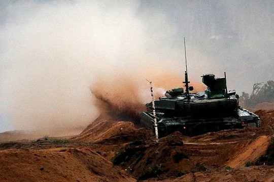 Xe tăng chiến đấu chủ lực T-90M tổ chức tập trận bắn đạn thật
