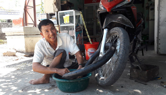 Nghị lực của người đàn ông liệt hai chân với cô gái cận bẩm sinh
