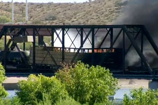 Tàu chở hàng trên cầu Arizona của Mỹ cháy lớn làm sập cầu