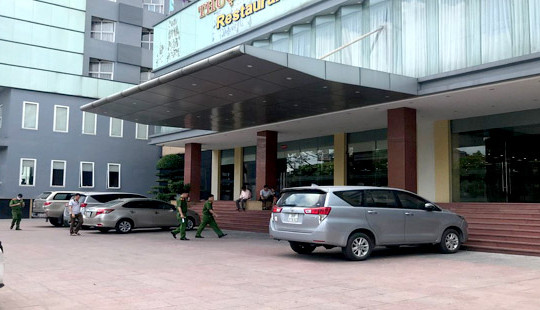 Bé trai 5 tuổi rơi từ tầng 9 khách sạn tử vong