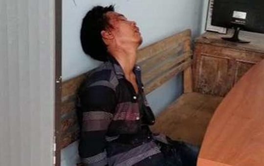 Cầm dao xông vào trụ sở đâm công an viên