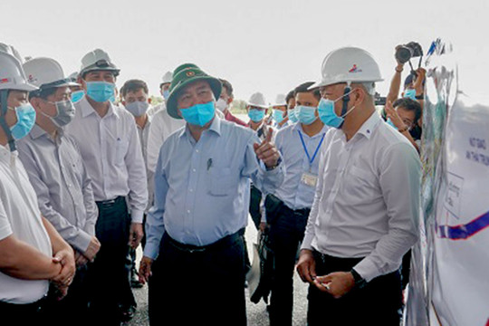 Thủ tướng thị sát cao tốc Trung Lương-Mỹ Thuận, nhấn mạnh yêu cầu cuối năm thông tuyến
