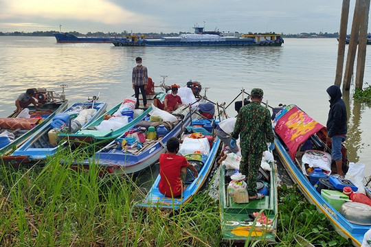 41 người vượt biên bằng xuồng máy vào An Giang
