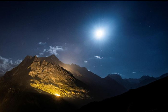 Núi Alps Thụy Sĩ sáng rực trong lễ kỷ niệm Quốc khánh giữa đại dịch