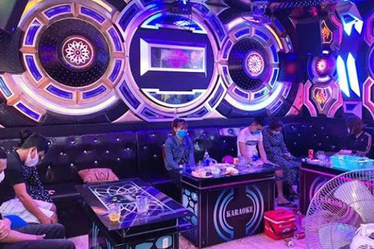 Quảng Ngãi: Bất chấp lệnh cấm, quán karaoke vẫn lén lút hoạt động