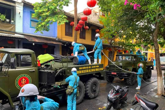 Đội xe chuyên dụng phun hóa chất khử trùng phố cổ Hội An