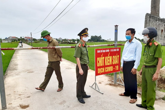 Đoàn công tác tỉnh Thái Bình đi thăm vùng có dịch miền Trung giữa lúc "nước sôi lửa bỏng"
