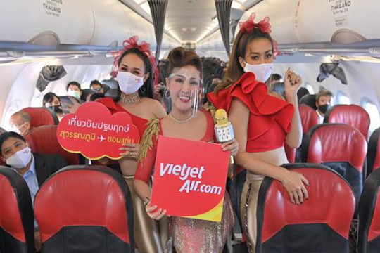 Vietjet Thái Lan khai trương đường bay Bangkok – Khon Kaen với màn biểu diễn của ca sĩ nổi tiếng Thái Lan Ying-Lee trên tàu bay