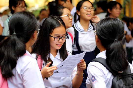 Hà Nội: Học sinh đỗ lớp 10 bắt đầu làm "thủ tục bắt buộc"