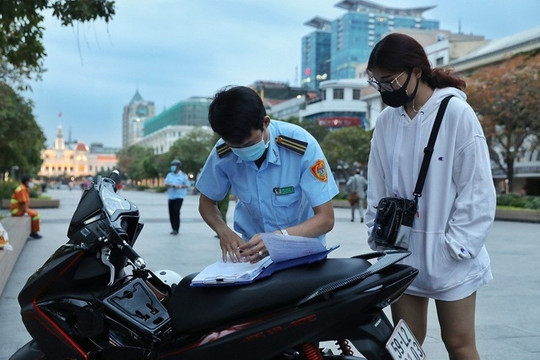 TP HCM phạt người không đeo khẩu trang nơi công cộng