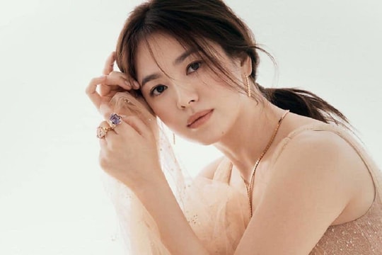 Song Hye Kyo khoe nhan sắc quyễn rũ ở tuổi 39