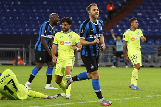 Inter Milan giành chiến thắng trong cuộc đối đầu 'ngựa ô' để vào tứ kết Europa League