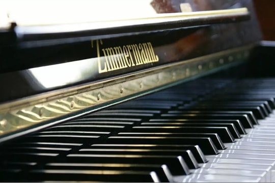 Xúc động người phụ nữ Beirut chơi piano trong căn nhà đổ nát [VIDEO]