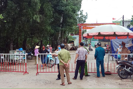 Lấy lý do trời mưa không đi chống dịch, 1 Phó chủ tịch bị đình chỉ công tác