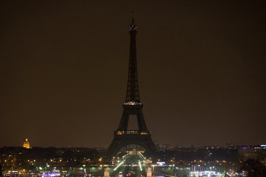 Tháp Eiffel tắt điện để tưởng niệm nạn nhân vụ nổ ở Beirut