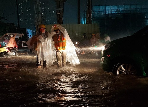 Sài Gòn mưa lớn, nhiều tuyến đường ngập nặng trong đêm