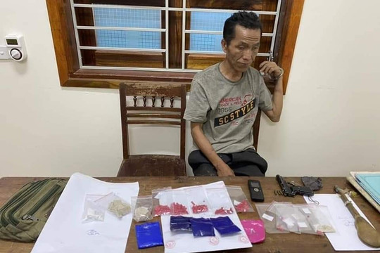 Bắt đối tượng dựng lán giữa rừng để dấu ma túy và vũ khí nóng