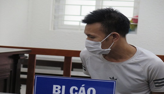 Chặt phá vườn chuối nhà hàng xóm vì nhầm tưởng của dì vợ