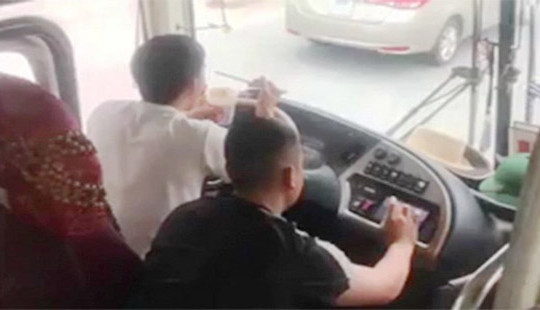 Tài xế ở Nghệ An vừa lái xe vừa ăn mì tôm, bị tước bằng 2 tháng, phạt 1,5 triệu đồng