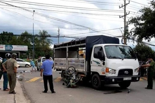 Xe máy va chạm với xe tải, đôi nam nữ tử vong thương tâm