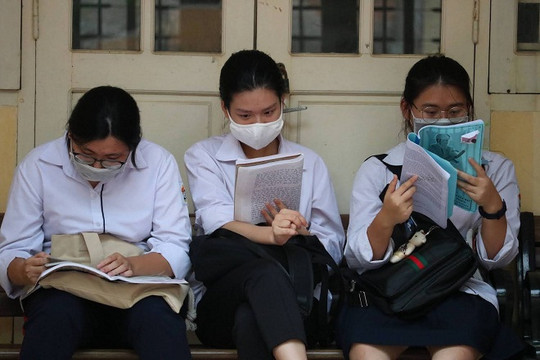 Thí sinh vẫn cố ôn bài trước lúc bước vào phòng thi