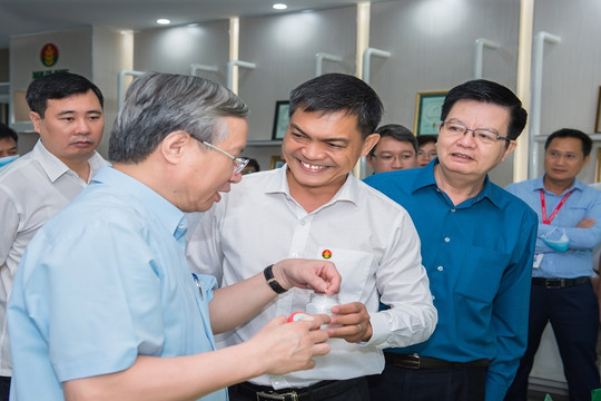Thường trực Ban Bí thư Trần Quốc Vượng thăm cụm công nghiệp Khí Điện Đạm Cà Mau