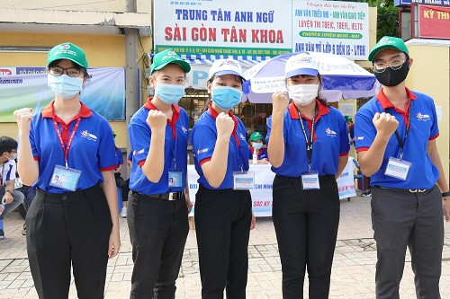Sĩ tử đi thi, sinh viên tình nguyện tiếp sức khẩu trang, dung dịch sát khuẩn