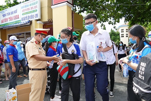 CSGT Tân Sơn Nhất điều tiết giao thông, phát nước “tiếp sức” cho sĩ tử thi THPT quốc gia