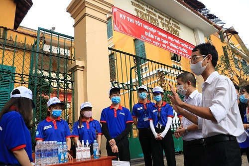 Trung tâm Hỗ trợ học sinh, sinh viên Thành phố thăm, tặng quà chiến sĩ Tiếp sức mùa thi